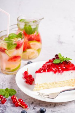 Taze çilekli cheesecake, kırmızı frenk üzümü ve yabanmersini. Çilekli limonlu yaz kokteyli ev yapımı peynirli turta.