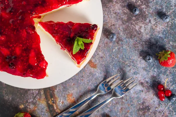 stock image Cheesecake with fresh strawberries, red currants and blueberries. Homemade cheese pie. Top view