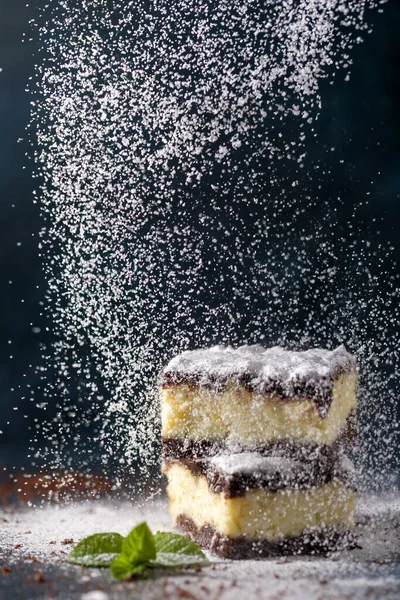 Сахарная Пудра Украшает Сырный Торт Домашний Чизкейк Мятой Десерт Тёмном — стоковое фото