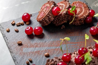 Kremalı ve kirazlı çikolatalı pasta..