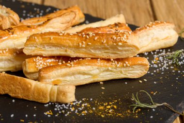 Susamlı ve kimyonlu çubuklar. Ev yapımı peynir çubukları. Ev yapımı aperatifler