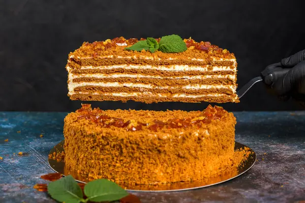 Ballı kek. Ev yapımı pişirme konsepti. Keki kes ve dilimle. Ev yapımı ballı kek.