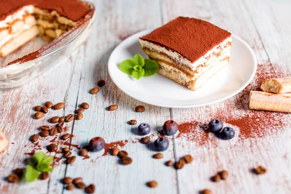 Tiramisu tatlısı. Beyaz bir tabakta naneli leziz İtalyan tatlısı..