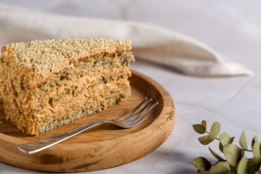 Cevizli ve haşhaşlı kek. Hafif bir arka planda çocuk oyuncağı