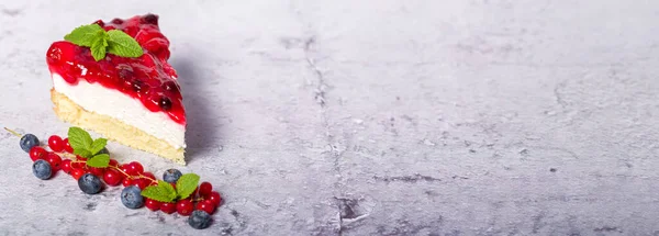 Taze çilekli cheesecake, kırmızı frenk üzümü ve yaban mersini pankartı. Ev yapımı peynirli turta.