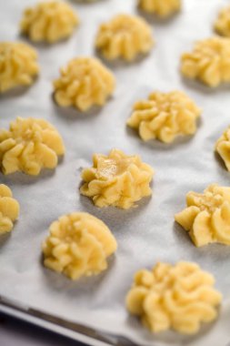 Kurabiye yapma süreci. Shortbread fırındaki fırın tavasında.