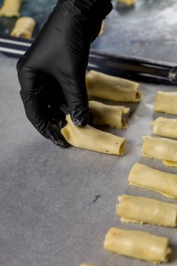 Şekerci haşhaş tohumu ve fındık dolu bir puf böreği oluşturur.