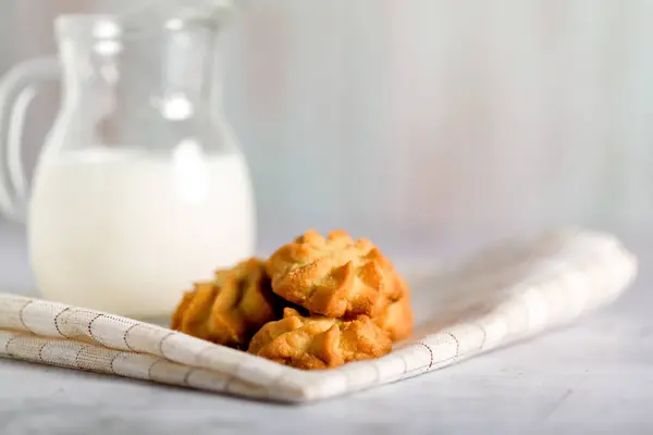 Shortbread Cookies Frisch Gebackenes Shortbread Und Milch Auf Hellem Hintergrund — Stockfoto