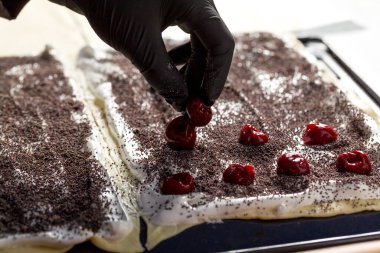 Afyon tohumu ve kirazlı Napolyon keki hazırlama işlemi. Kapat.