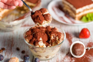 Tiramisu tatlısı. Naneli bardakta nefis İtalyan tatlısı. Yan görünüm