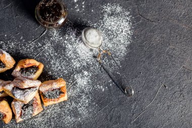 Reçelli puf böreği. Koyu arkaplanda erik reçelli lezzetli hamur işleri.