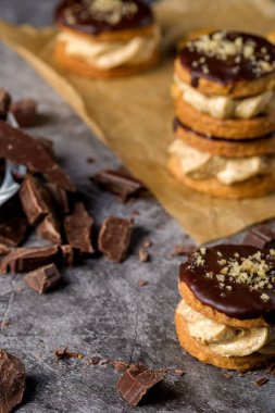 Kahve ve fındık kremalı yuvarlak fındıklı kurabiye. Çikolatalı lezzetli tatlı, fındıklı pralin ve kahve.