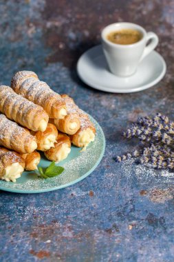 Muhallebi dolu lezzetli börek tüpleri.