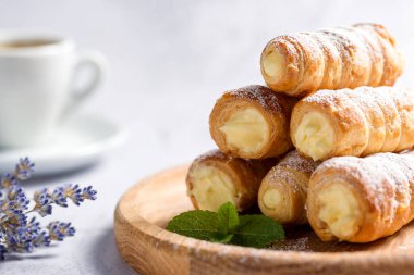 Muhallebi dolu lezzetli börek tüpleri.