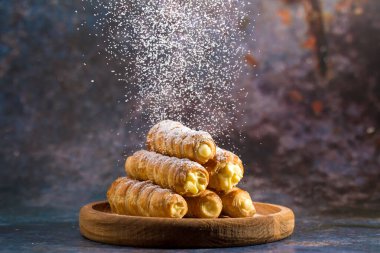 Muhallebi dolu lezzetli börek tüpleri. Pudra Şekeri