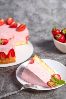 Çilekli pasta. Menü konsepti. Çilek ve nane yapraklarıyla süslenmiş ev yapımı çilekli pasta.