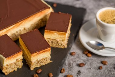 Eskimo keki. Bir fincan kahveli çikolatalı kek.