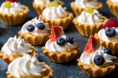 Karamelli meyve sepeti. Krem şanti, taze meyve, incir, üzümlü ahududu.