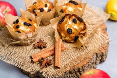 Elmalı, kuru üzümlü ve tarçınlı ev yapımı kek. Hafif bir arkaplanda