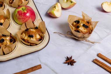 Elmalı, kuru üzümlü ve tarçınlı ev yapımı kek. Hafif bir arkaplanda