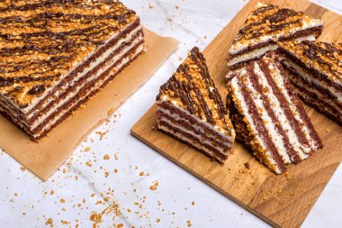 Hafif arka planda çikolatalı fındıklı kek Tahta üzerinde kek parçaları