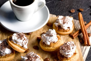 Fındıklı kurabiye. Ev yapımı kurabiye ve kremalı kurabiye. Pasta masasında..