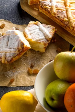 Kuru üzümlü ev yapımı peynirli kek. Kuru üzümlü ve taze meyveli peynirli kek parçaları.