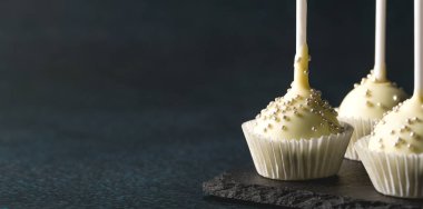 Pasta çubukları. Sevgililer Günü için şekerler. Kırmızı kadifeli yuvarlak şekerler..