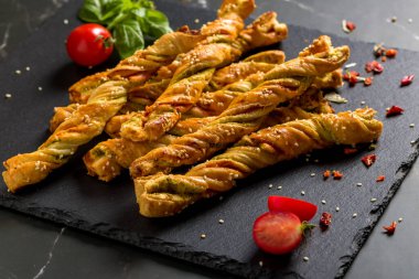 Susamlı ve domatesli ekmek çubukları. Ev yapımı ekmek çubukları. Ev yapımı mezeler. Koyu arkaplan