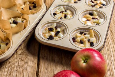 Elma ve kuru üzümlü ev yapımı kek. Tahta bir masada.