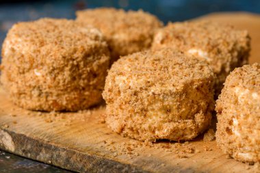 Macar ev yapımı hamur işleri. Vanilya kremalı yuvarlak bisküvi kekleri ve bisküvi kırıntılarıyla süslenmiş erik reçeli.