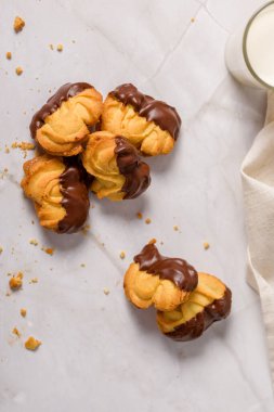 Kayısılı kurabiye. Menü konsepti. Kayısı reçelli taze pişmiş kurabiyeler ve koyu çikolata.