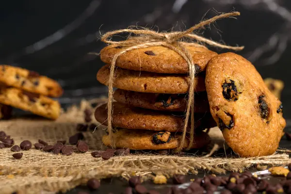 Çikolatalı ve kuru üzümlü ev yapımı kurabiyeler. Siyah arkaplan
