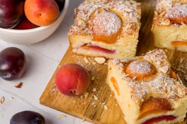 Kayısı ve erikli süzme peynirli turta..