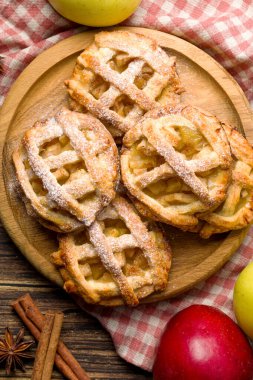 Ev yapımı mini elmalı turtalar. Düz yatıyordu.