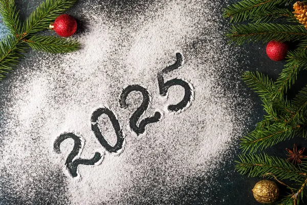 Köknar dalları ve 2025 yazısıyla Noel ağacı süslemeleri. Yeni yıl ya da Noel geçmişi
