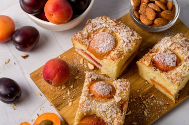 Kayısı ve erikli süzme peynirli turta..