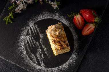 Norveç pastası. Kremalı, kremalı ve bademli. Koyu arkaplan.