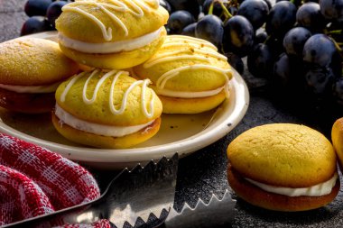 Ev yapımı limonlu kurabiye. Fransız tatlı sarı kurabiyeler..