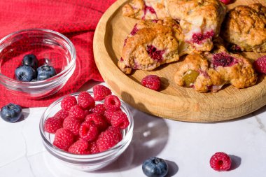 Armut ve ahududu çöreği. Taze hamur işleri.