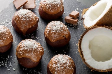 Ev yapımı lezzetli hindistan cevizli kurabiyeler, yakın plan..