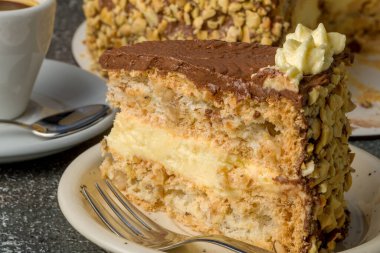 Ev yapımı Kyiv keki. Bilinen Ukrayna fırın ürünleri. Seçici odak.