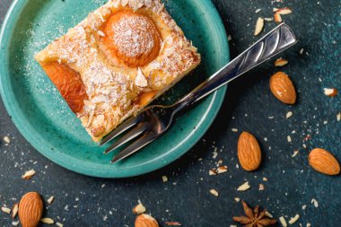 Kayısı ve erikli süzme peynirli turta. Üst görünüm.