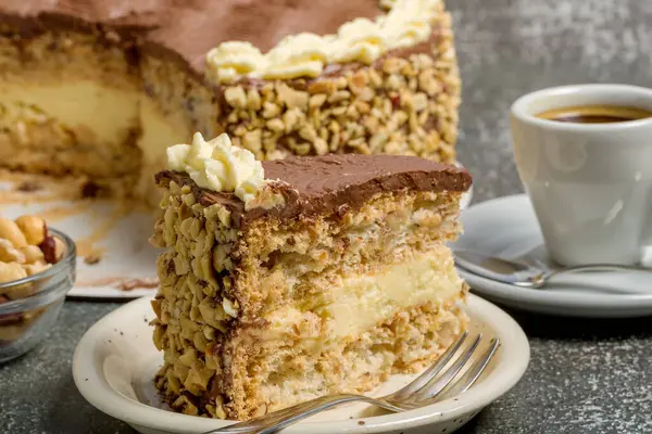 Ev yapımı Kyiv keki. Bilinen Ukrayna fırın ürünleri. Seçici odak.