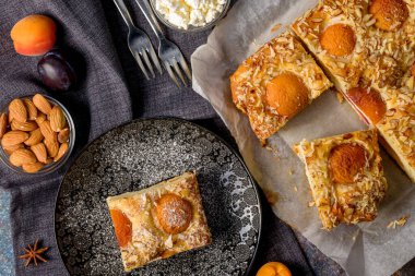 Kayısı ve erikli süzme peynirli turta. Üst görünüm.
