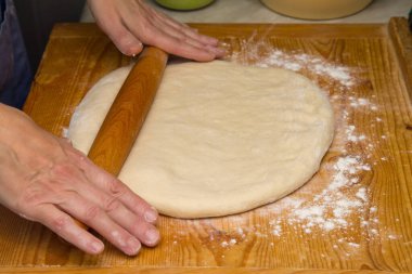 Pizza için hamur topluyorum. Tahta bir Rolling Pin 'le, Olabildiğince ince bir hamur çıkar