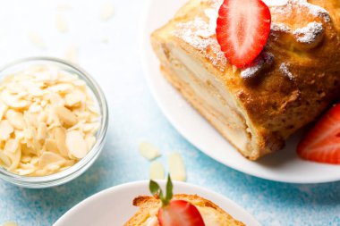 Kremalı börek. Tatlı taze çileklerle süslenmiş..