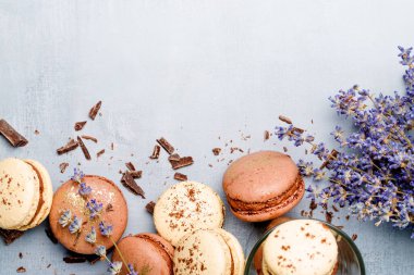 Hafif arka planda çikolata kremalı kurabiyeler..