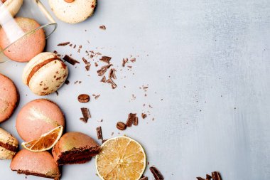 Hafif arka planda çikolata kremalı kurabiyeler..