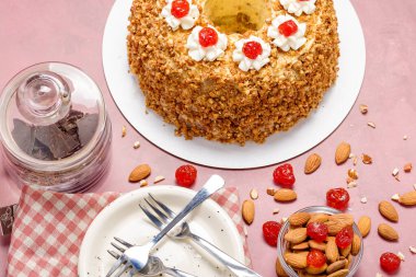 Kraliyet pastası. Taç. Şekerli kirazla süslenmiş..